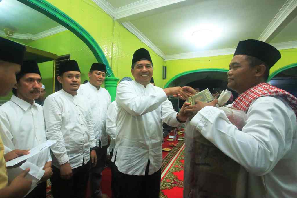 Wabuo Saiak Memberikan Bantuan Kepada Masjid Arrahman