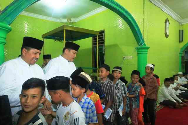 Wabup Siak saat Menyalami Anak-anak di Masjid Arrahman