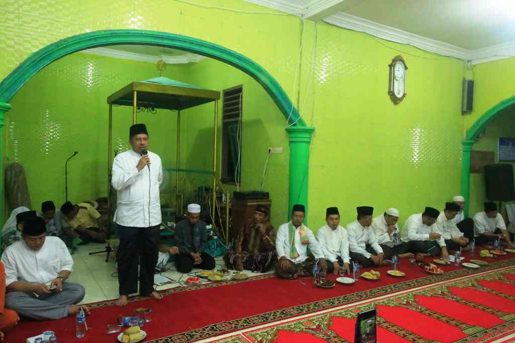 Wabup Siak saat memberikan sambutan di masjid Arrhaman