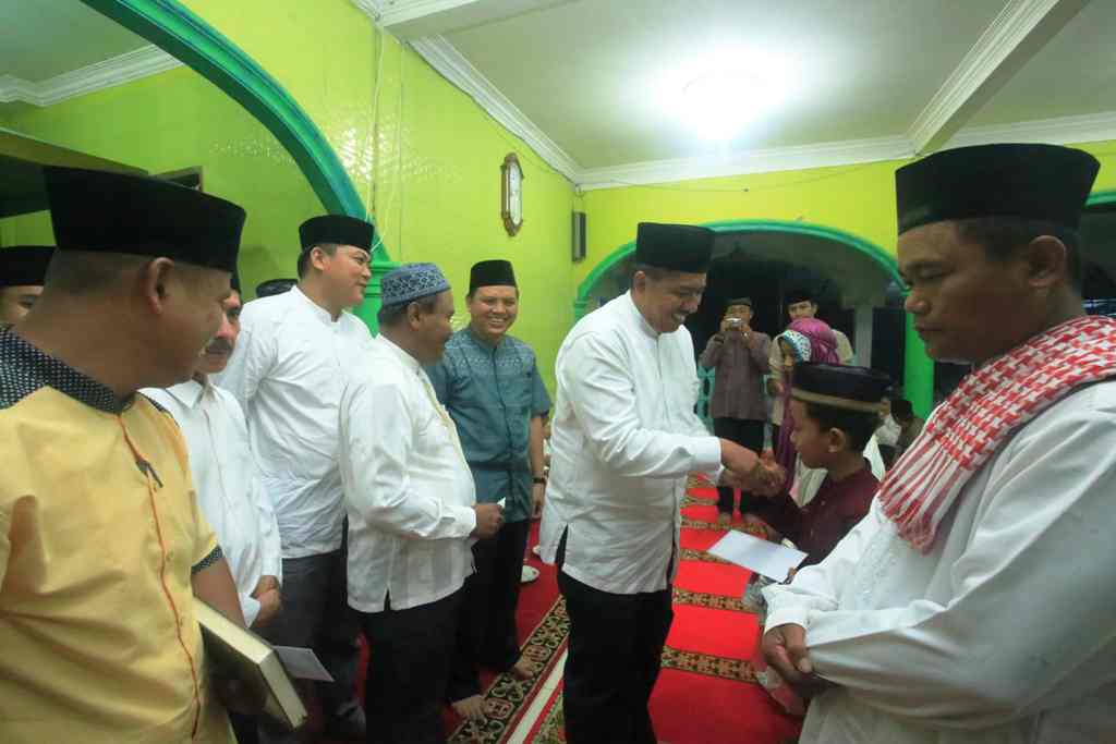 Wabup Siak saat memberikan santunan